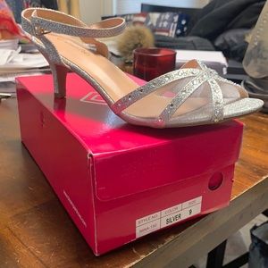 Dream Pairs Nina Silver evening Heel Sandal size 9 open toe Brand New